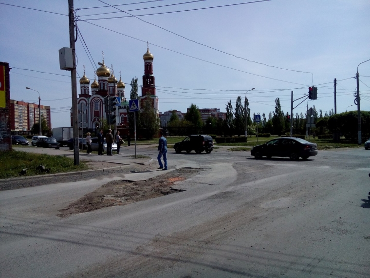В Омске нанесли дорожную разметку асфальтом В Омске нанесли дорожную разметку асфальтом