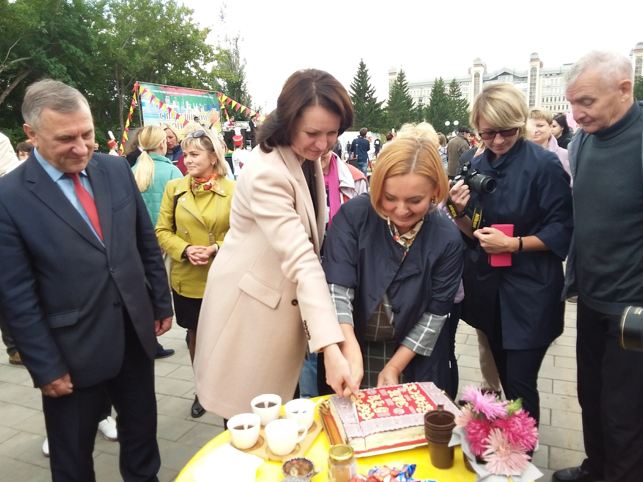 На открытии бульвара Мартынова в Омске Фадину и Фролова накормили тортом