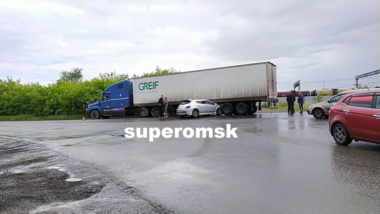 В Омске легковушка залетела прямо под грузовик В Омске легковушка залетела прямо под грузовик