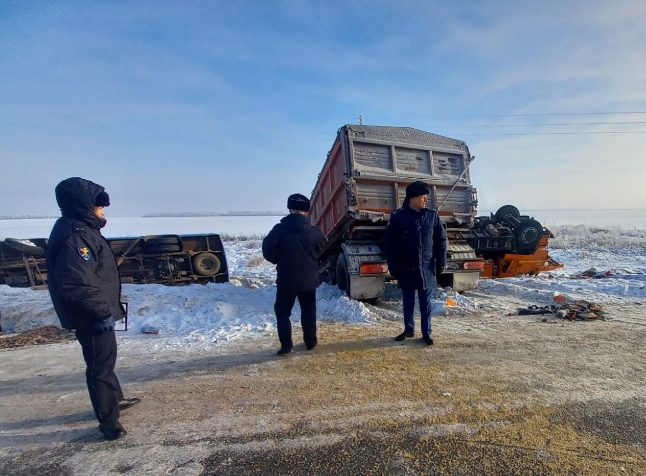 Появились кадры жесткого ДТП с опрокинувшимся пассажирским автобусом под Омском Появились кадры жесткого ДТП с опрокинувшимся пассажирским автобусом под Омском