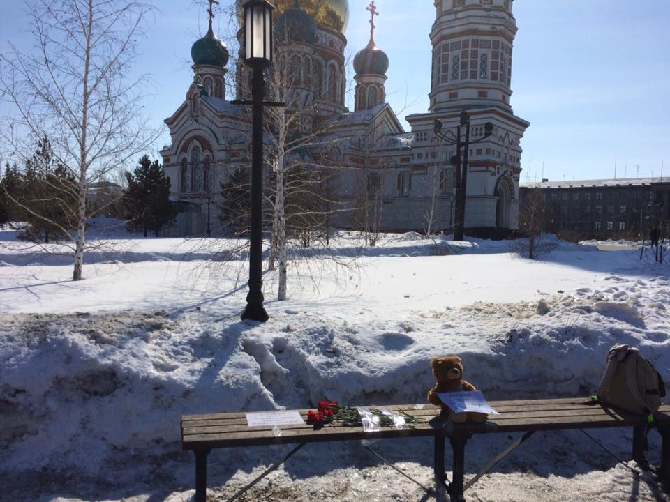Народный траур в Омске по погибшим в Кемерово