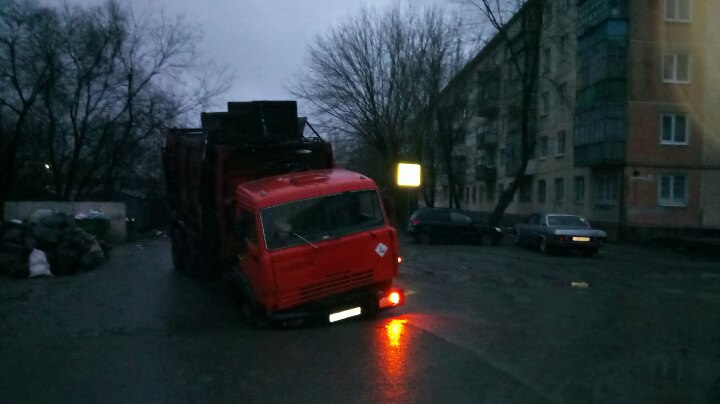 В Омске дорожный провал закрыли безрукими детьми-манекенами В Омске дорожный провал закрыли безрукими детьми-манекенами