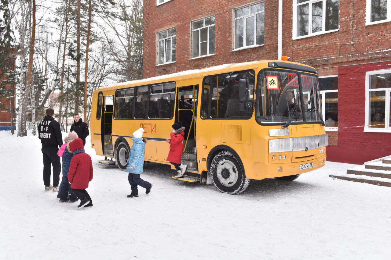 В Омске в 14 школ детей подвозят автобусы