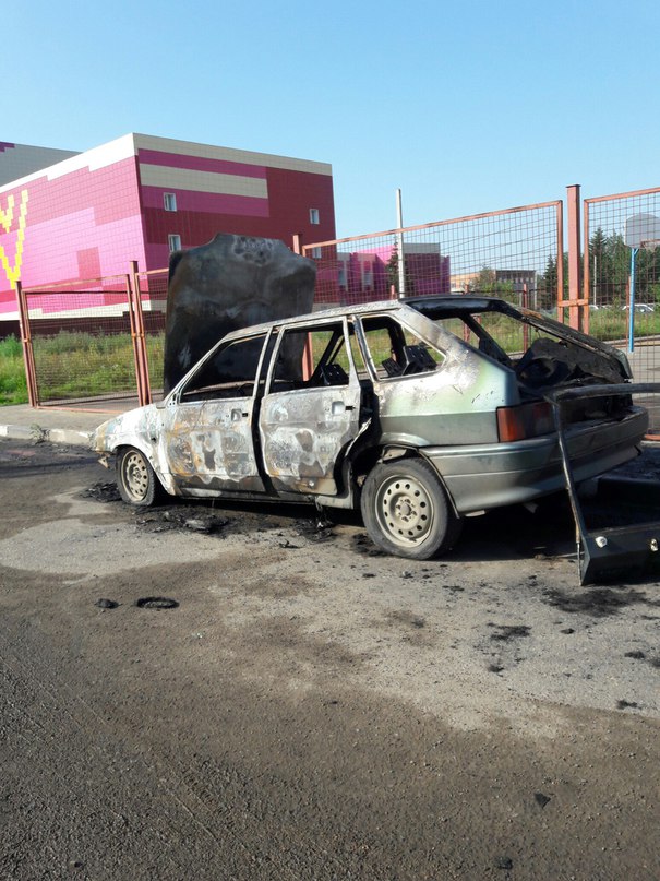 В Омске ночью возле дома на ул. Жукова сгорели Lexus и Mercedes В Омске ночью возле дома на ул. Жукова сгорели Lexus и Mercedes