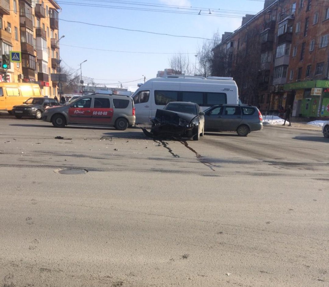 В тройном ДТП на проспекте Карла Маркса в Омске опрокинулась маршрутка: есть пострадавшие В тройном ДТП на проспекте Карла Маркса в Омске опрокинулась маршрутка: есть пострадавшие
