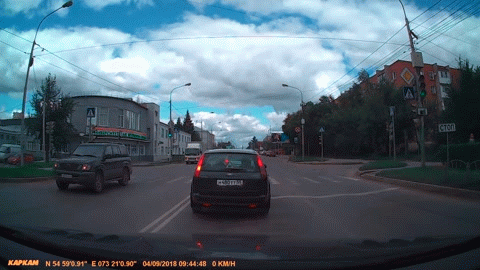 Омич протаранил светофор в центре города, пытаясь уйти от столкновения Омич протаранил светофор в центре города, пытаясь уйти от столкновения