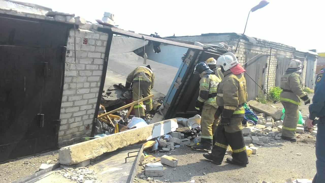 Мощный взрыв в Омске разрушил несколько гаражей Мощный взрыв в Омске разрушил несколько гаражей