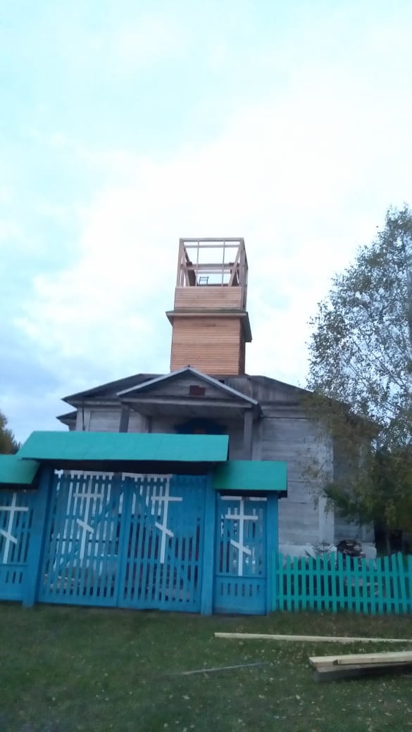 На севере Омской области волонтеры собственными руками строят звонницу На севере Омской области волонтеры собственными руками строят звонницу