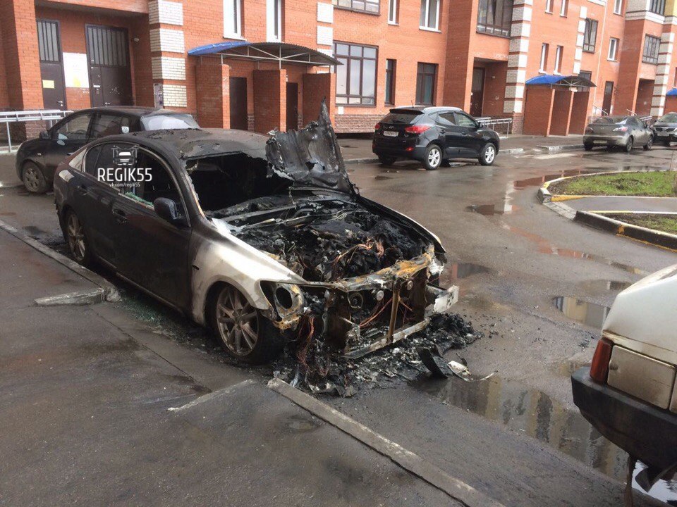 В Омске под окнами жилых домов сгорел Lexus В Омске под окнами жилых домов сгорел Lexus