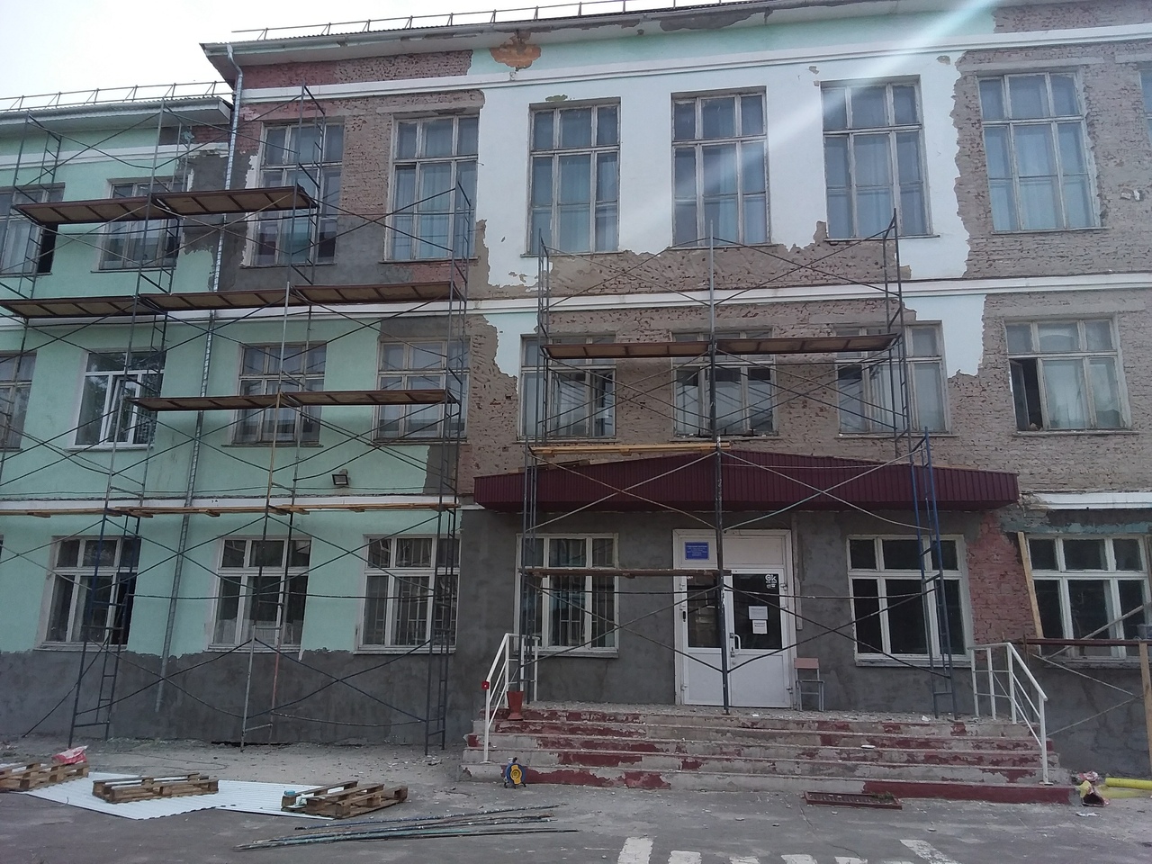 Депутатам горсовета Омска показали, как сделать уютными школы советской постройки Депутатам горсовета Омска показали, как сделать уютными школы советской постройки