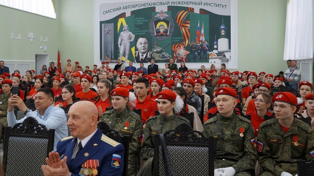 Военнослужащие вручили омским школьникам медали