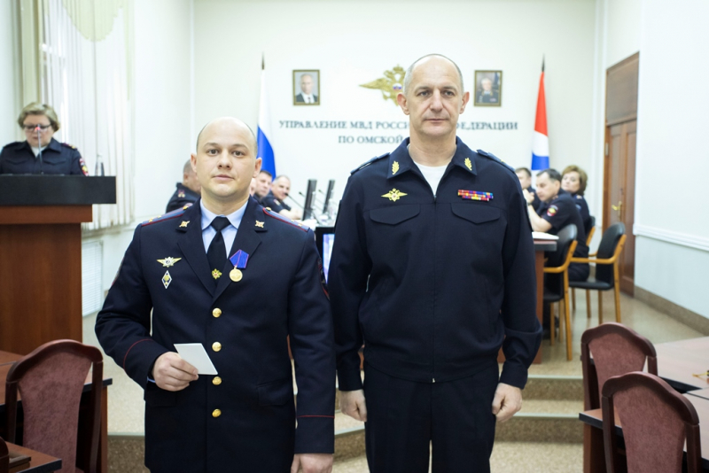 Начальник УМВД России по Омской области Вячеслав Крючков вручил награды отличившимся сотрудникам Начальник УМВД России по Омской области Вячеслав Крючков вручил награды отличившимся сотрудникам