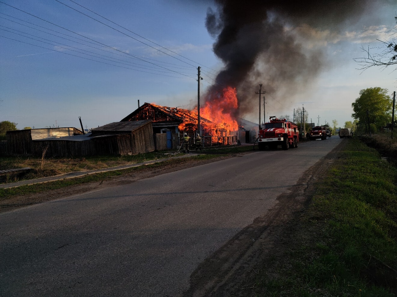 В Омской области пенсионеры остались без вещей и дома после страшного пожара В Омской области пенсионеры остались без вещей и дома после страшного пожара
