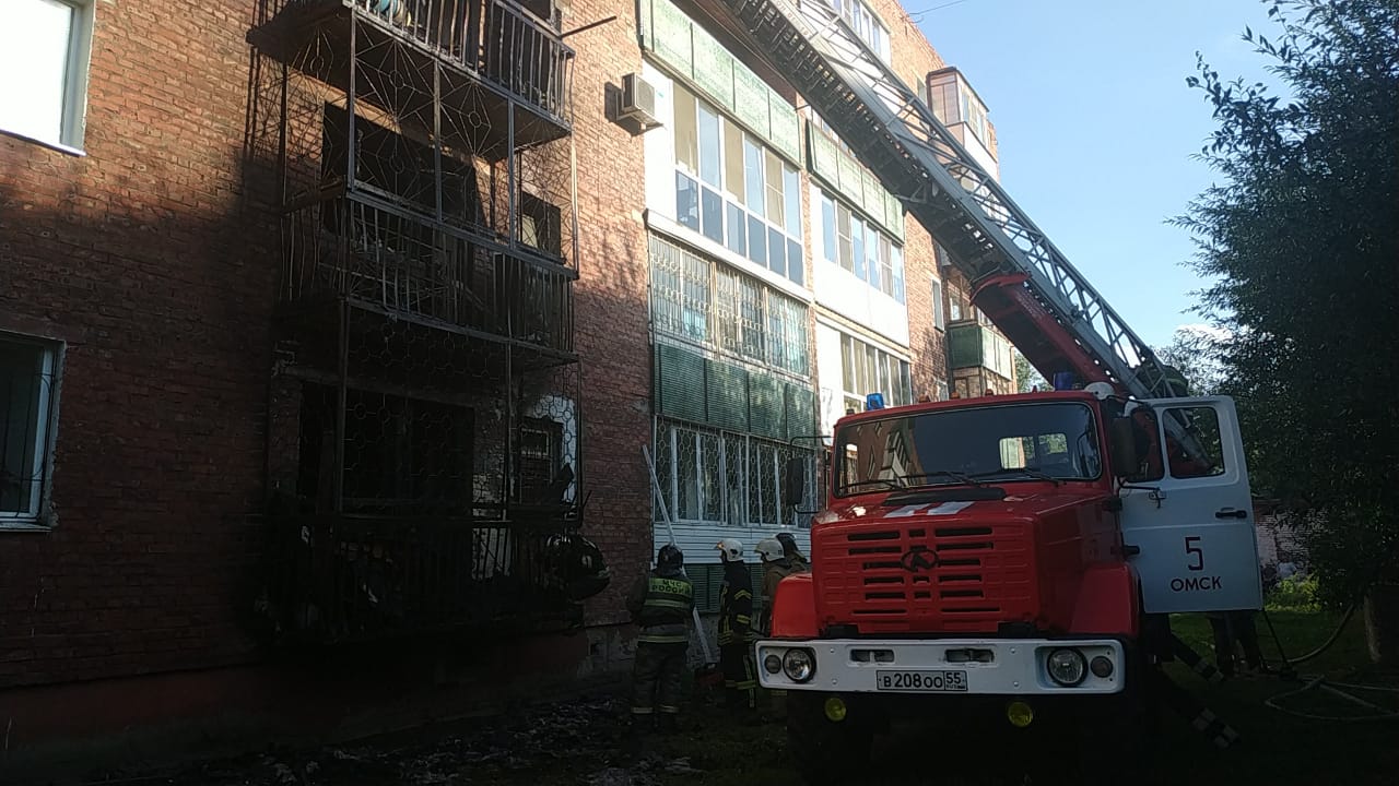 Названа предварительная причина пожара, который уничтожил балконы в омской пятиэтажке Названа предварительная причина пожара, который уничтожил балконы в омской пятиэтажке