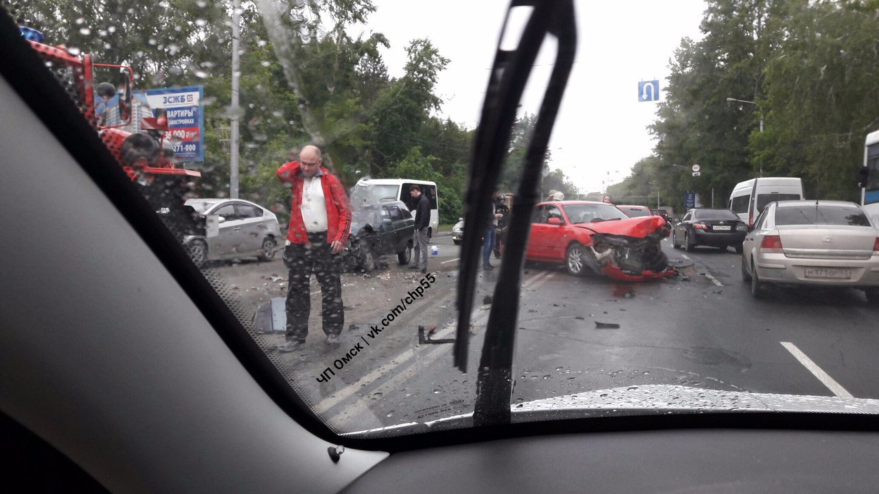 В центре Омска столкнулись 7 авто – две разбились лоб в лоб, одна в кювете (фото) В центре Омска столкнулись 7 авто – две разбились лоб в лоб, одна в кювете (фото)