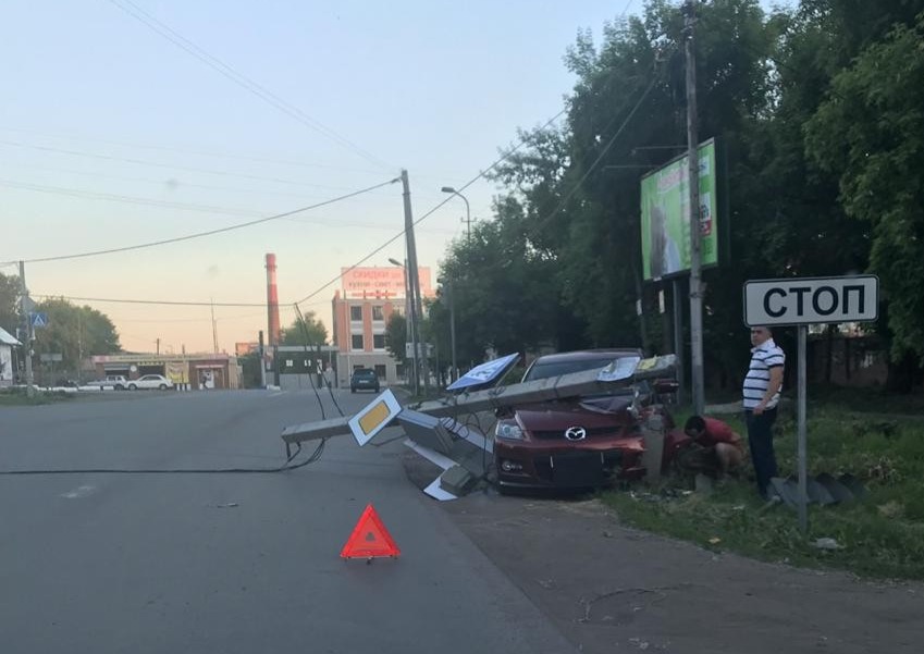 В центре Омска «Мазду» придавил бетонный столб В центре Омска «Мазду» придавил бетонный столб