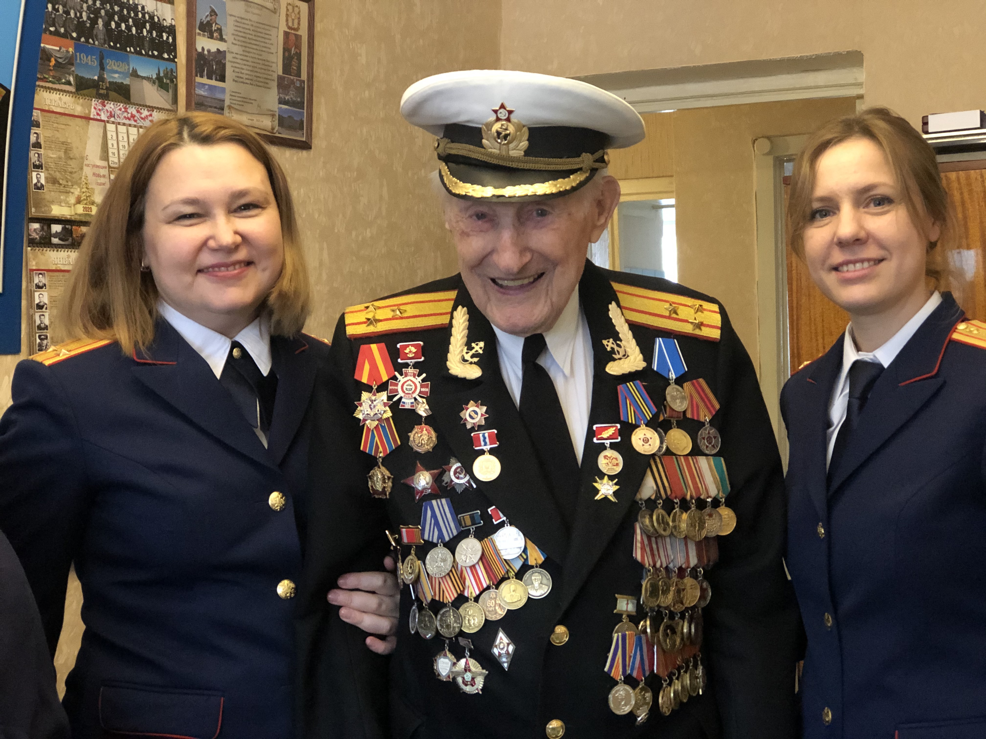 Омские следователи вручили 100-летнему ветерану 45-ю медаль Омские следователи вручили 100-летнему ветерану 45-ю медаль
